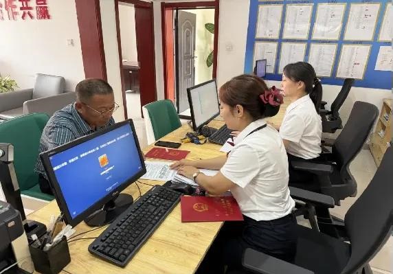 徐先生在内蒙古农商行鄂托克旗阿尔寨路支行的业务窗口办理贷款.jpg